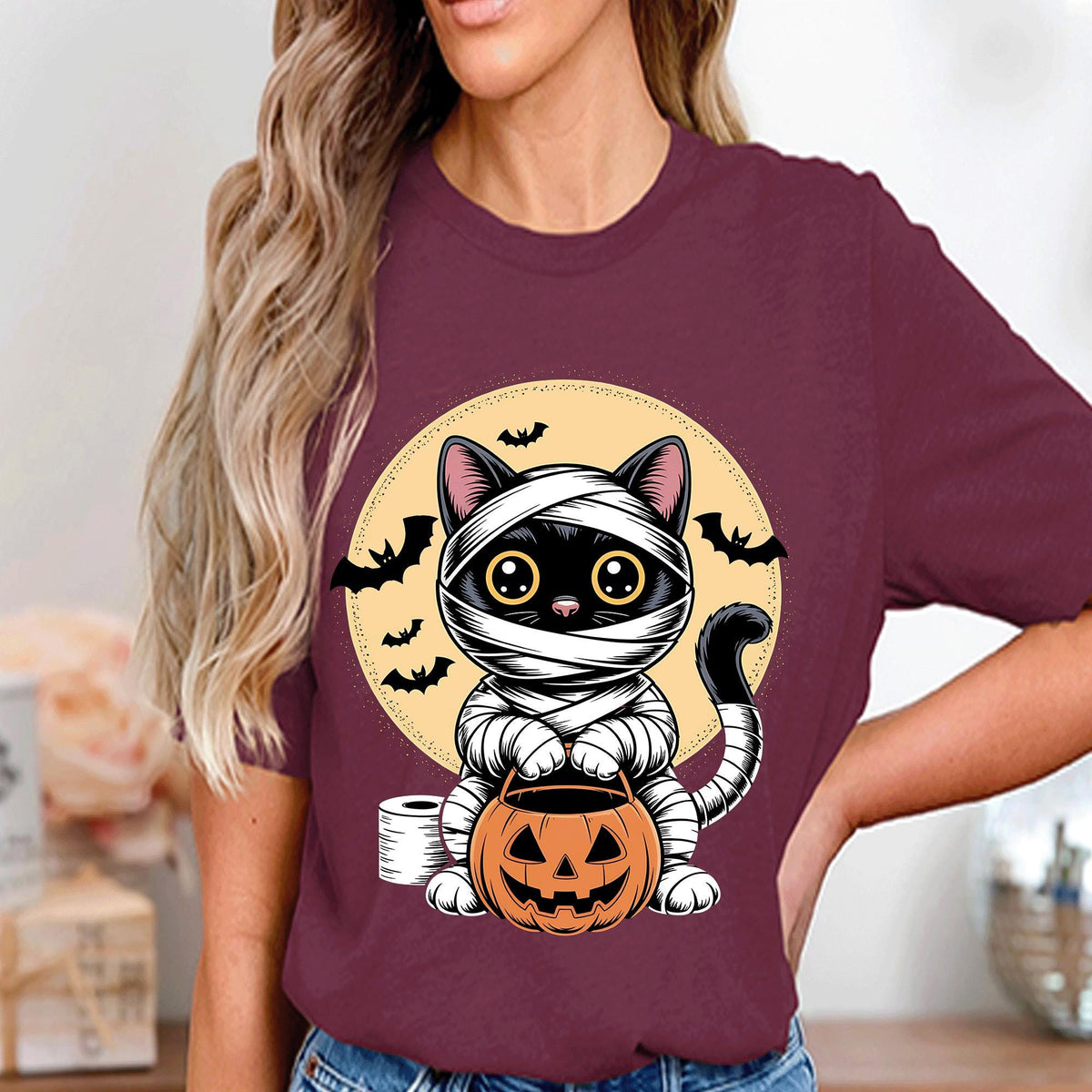 Cat Halloween mummy cat shirt, wrapped spooky cat with glowing eyes, creepy pumpkin basket bats, funny horror halloween costume Sweatshirt