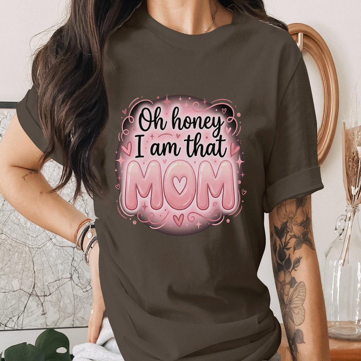 Oh Honey I Am That Mom Shirt Funny Mom Quote Tee Cute Pink Mom T-Shirt Trendy Mother Day Gift Aesthetic Heart Mama Shirt