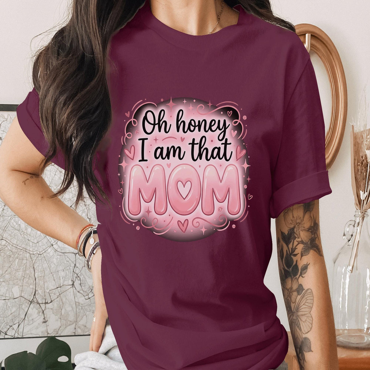 Oh Honey I Am That Mom Shirt Funny Mom Quote Tee Cute Pink Mom T-Shirt Trendy Mother Day Gift Aesthetic Heart Mama Shirt