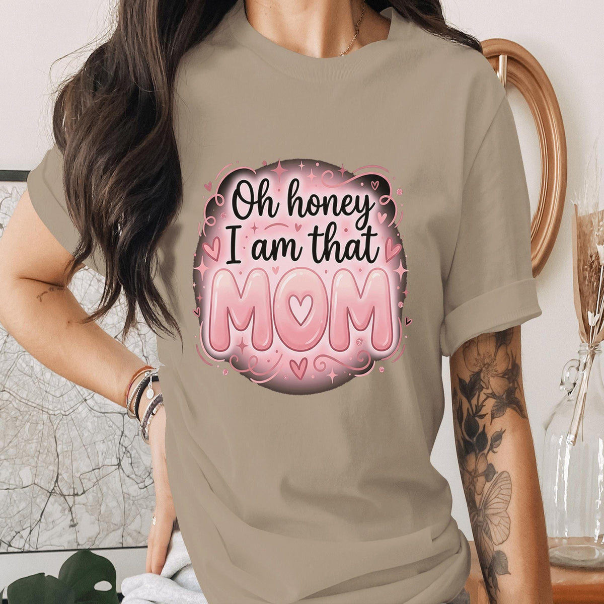 Oh Honey I Am That Mom Shirt Funny Mom Quote Tee Cute Pink Mom T-Shirt Trendy Mother Day Gift Aesthetic Heart Mama Shirt
