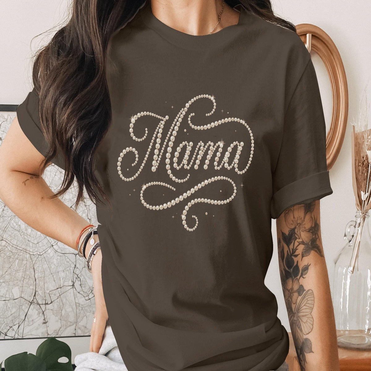 Mama Pearl Letter Shirt Elegant Script Mama Tee Chic Minimalist Mom Shirt Stylish Mothers Day Gift Classy Mom Tee
