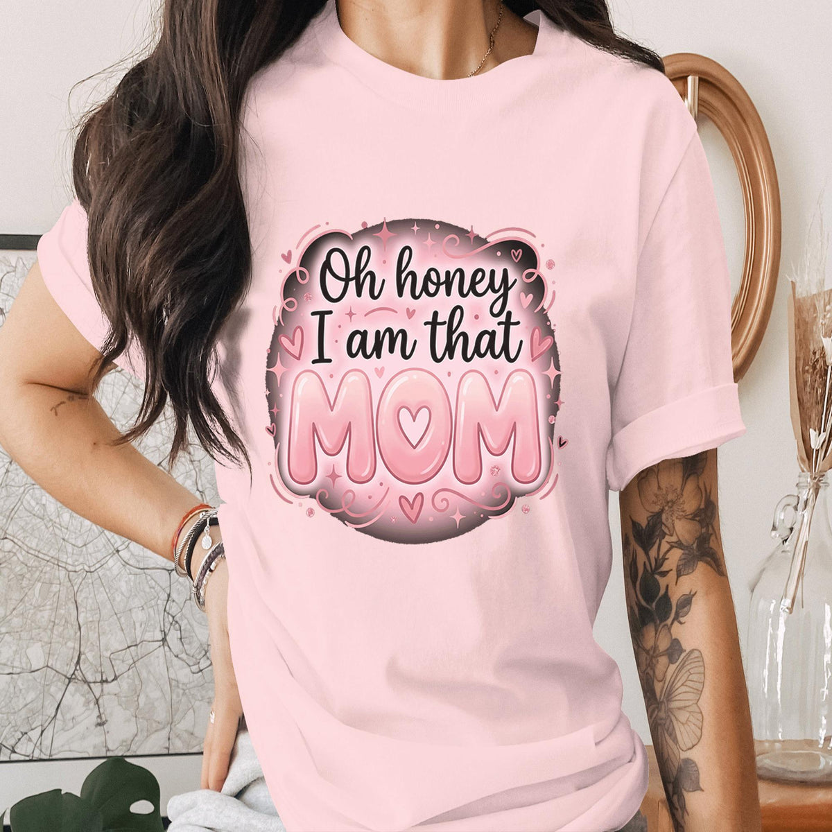 Oh Honey I Am That Mom Shirt Funny Mom Quote Tee Cute Pink Mom T-Shirt Trendy Mother Day Gift Aesthetic Heart Mama Shirt