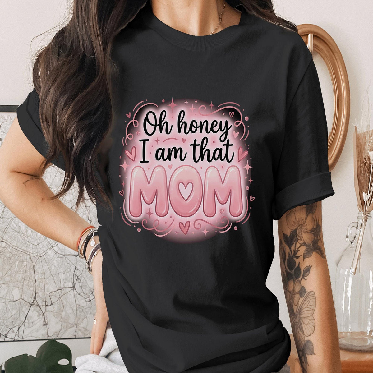 Oh Honey I Am That Mom Shirt Funny Mom Quote Tee Cute Pink Mom T-Shirt Trendy Mother Day Gift Aesthetic Heart Mama Shirt